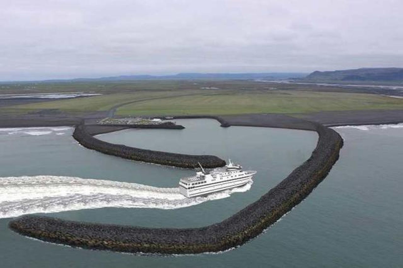 Hér sést hugmynd Halldórs B. Nellett að breytingu hafnargarðanna