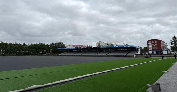 Það er byrjað að leggja gervigras á Meistaravelli.