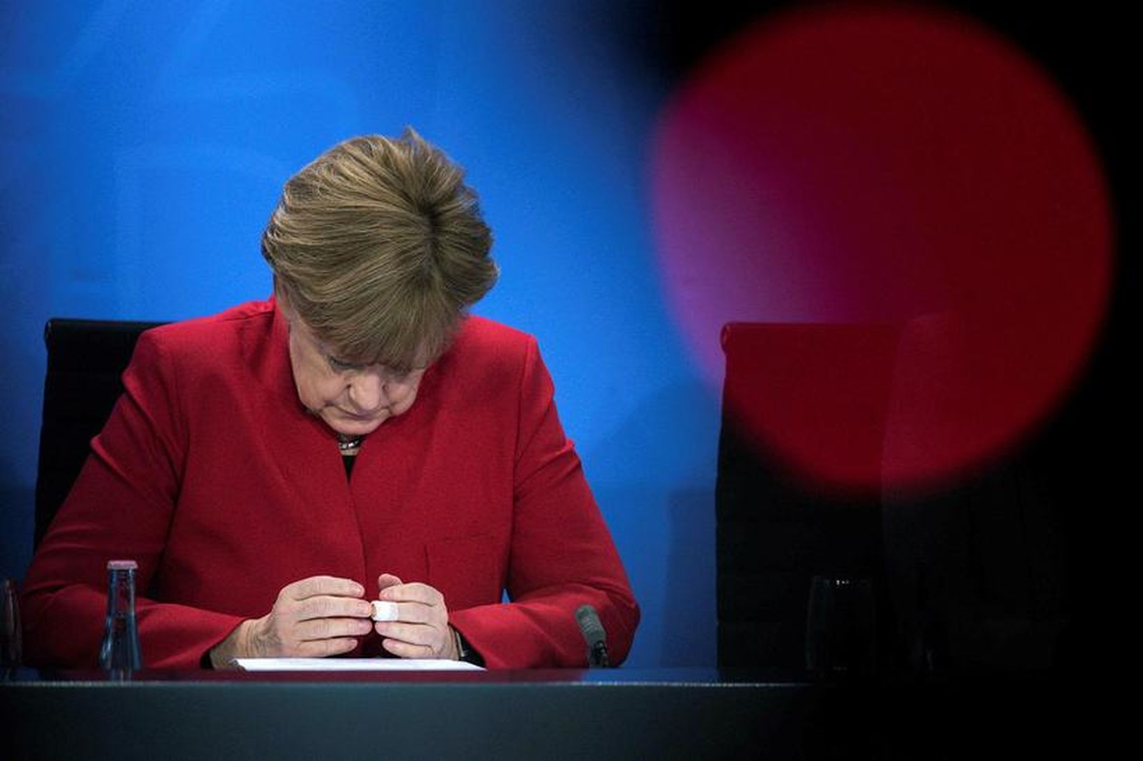 Merkel á blaðamannafundi í Berlín þar sem hún viðurkenndi mistök …