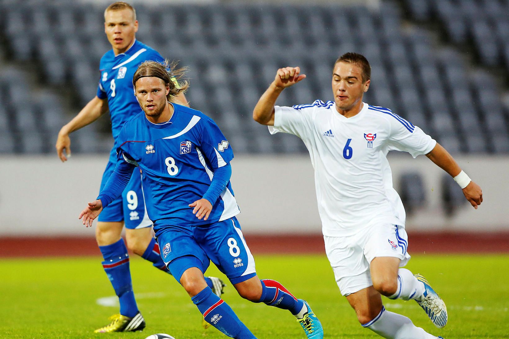 Kolbeinn Sigþórsson og Birkir Bjarnason í landsleik gegn Færeyjum á …