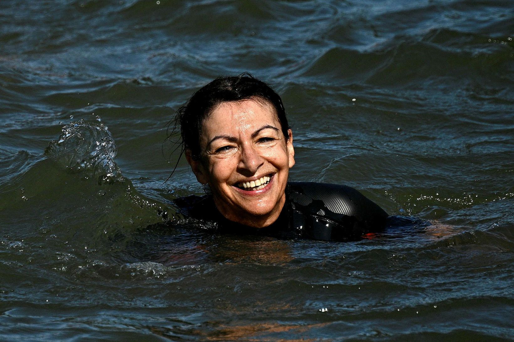 Anne Hidalgo, borgarstjóri Parísar að svamli í Signu í dag.