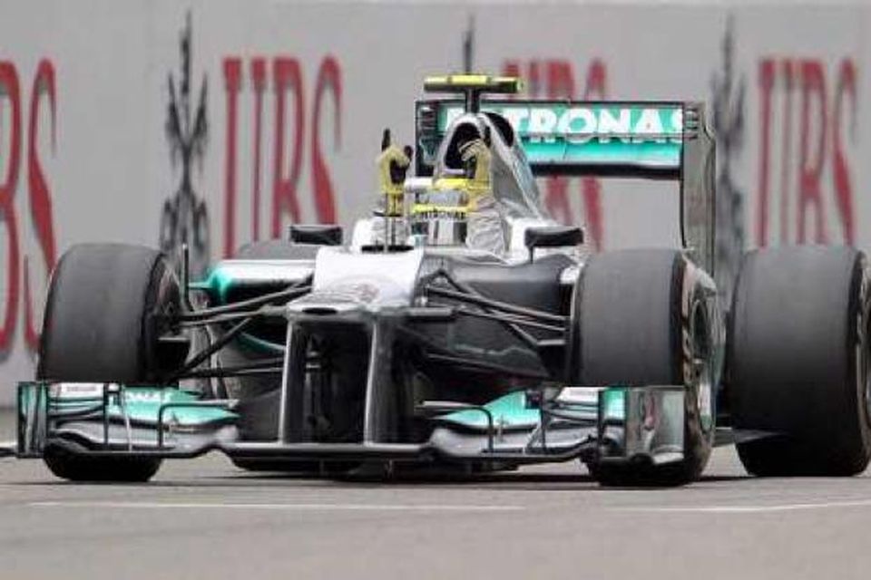 Rosberg ekur í fyrsta sinn fremstur yfir marklínu, í 111. móti ferilsins.