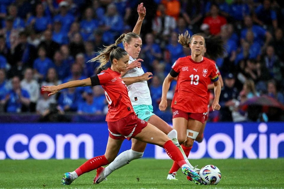 Dagný Brynjarsdóttir í baráttunni í kvöld.