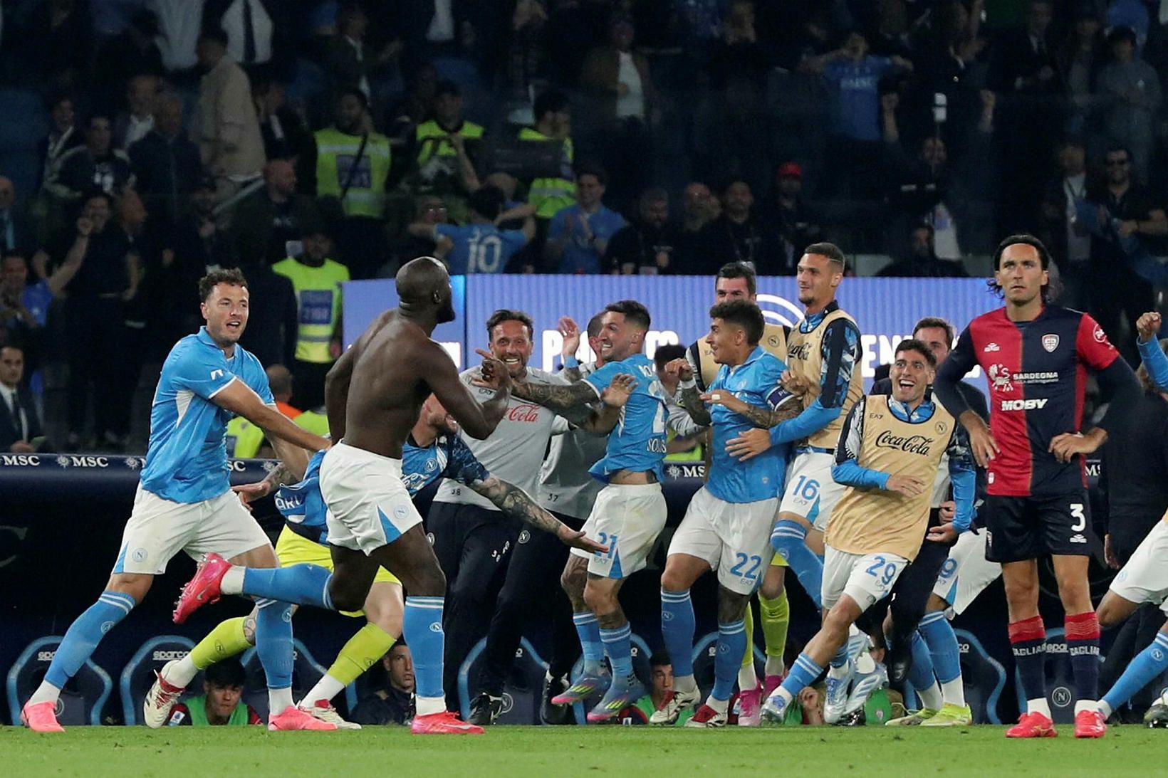 Romelu Lukaku fagnar með liðsfélögum sínum.