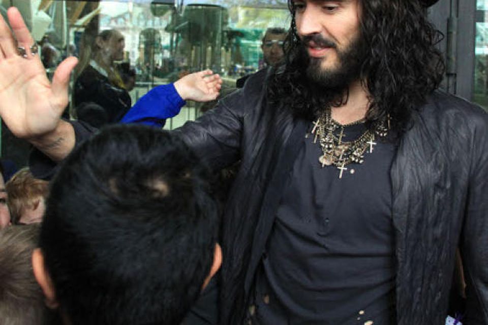 Russell Brand er hrifinn af skotvopnum.