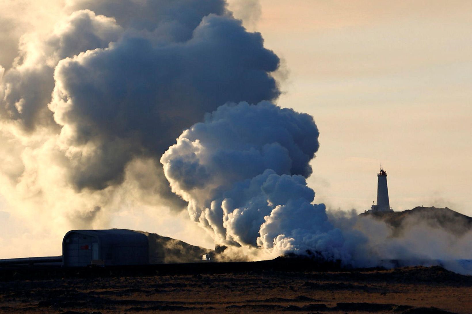 Reykjanesviti við Reykjanestá.