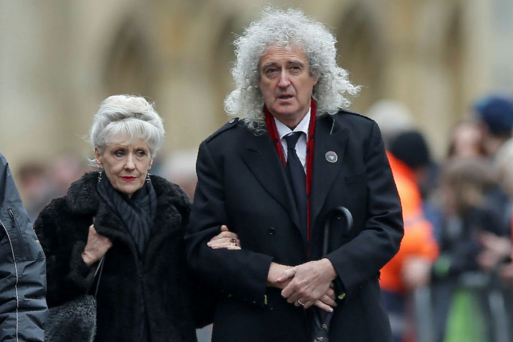 Breski tónlistarmaðurinn Brian May og Anita Dobson smituðust af veirunni.