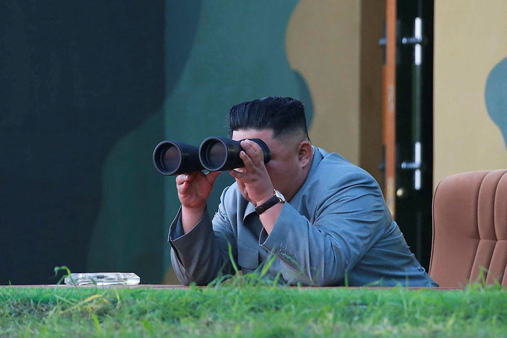 Kim Jong-un einræðisherra horfir með sjónauka á skammdræga eldflaug sem …