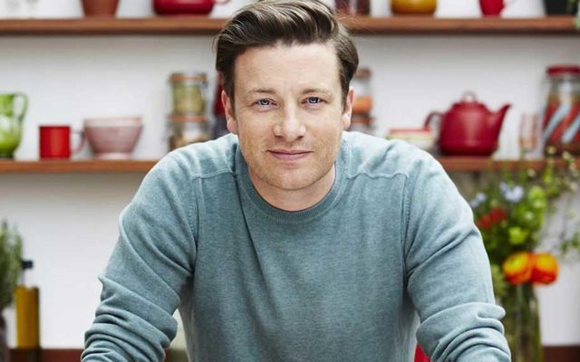 Sjónvarpskokkurinn frægi, Jamie Oliver, gefur út nýja bók.
