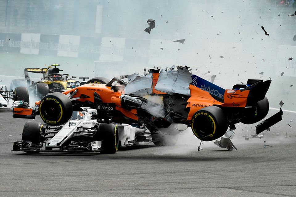 McLarenbíll Fernando Alonso flýgur yfir Sauberbíl Charles Leclerc í hópárekstrinum í fyrstu beygjunni í Spa-Francorchamps.