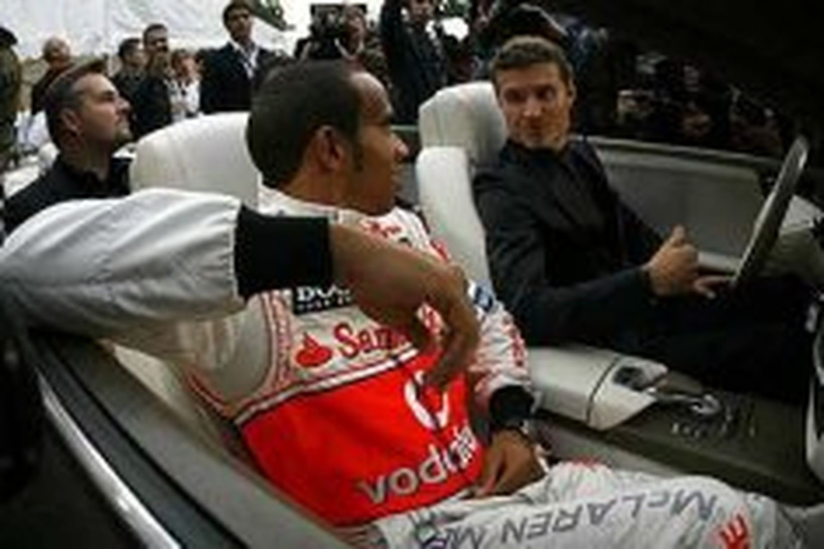 Coulthard (t.h.) og Hamilton sitja hér saman í bíl þótt …
