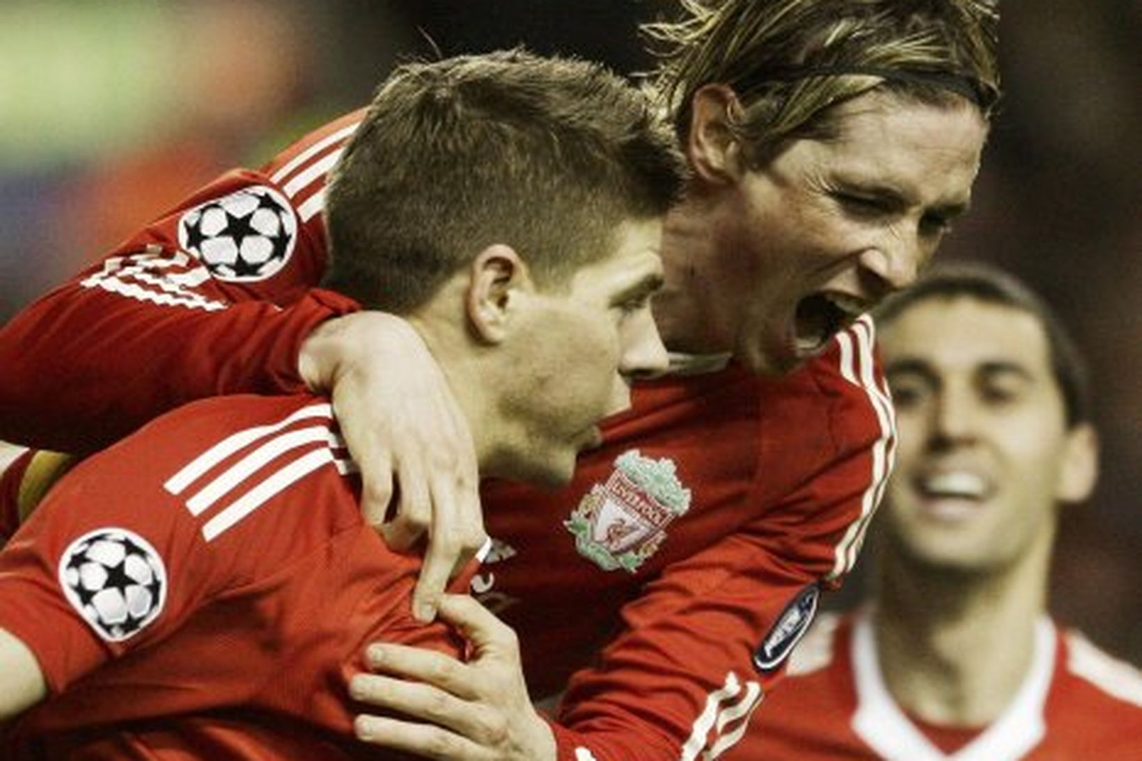 Steven Gerrard og Fernando Torres fagna saman marki þess fyrrnefnda …