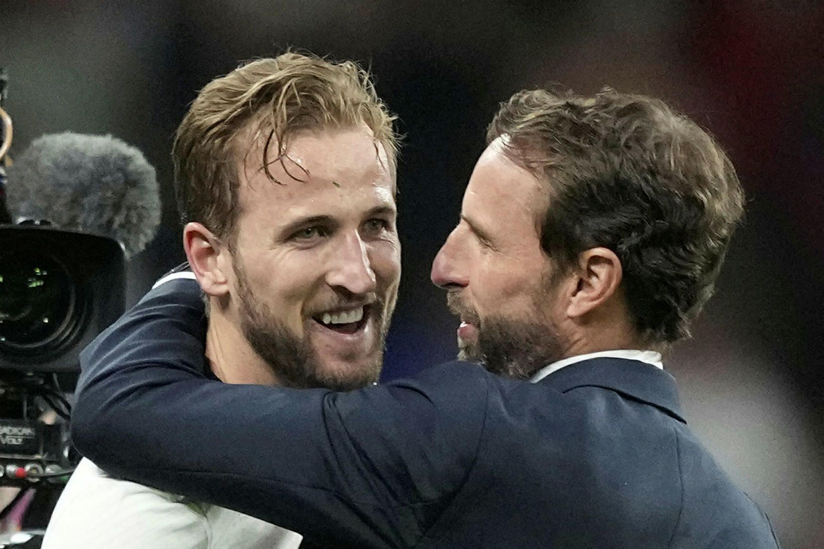 Harry Kane, fyrirliði Englands, ásamt Gareth Southgate þjálfara.