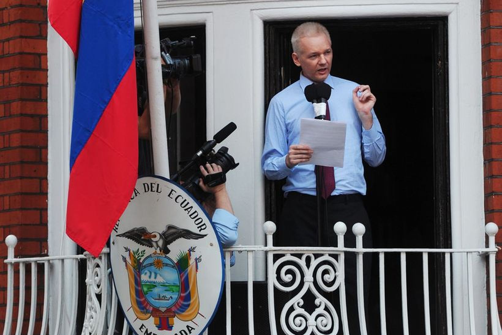 Assange ávarpar fjölmiðla af svölum sendiráðsins í ágúst 2012.