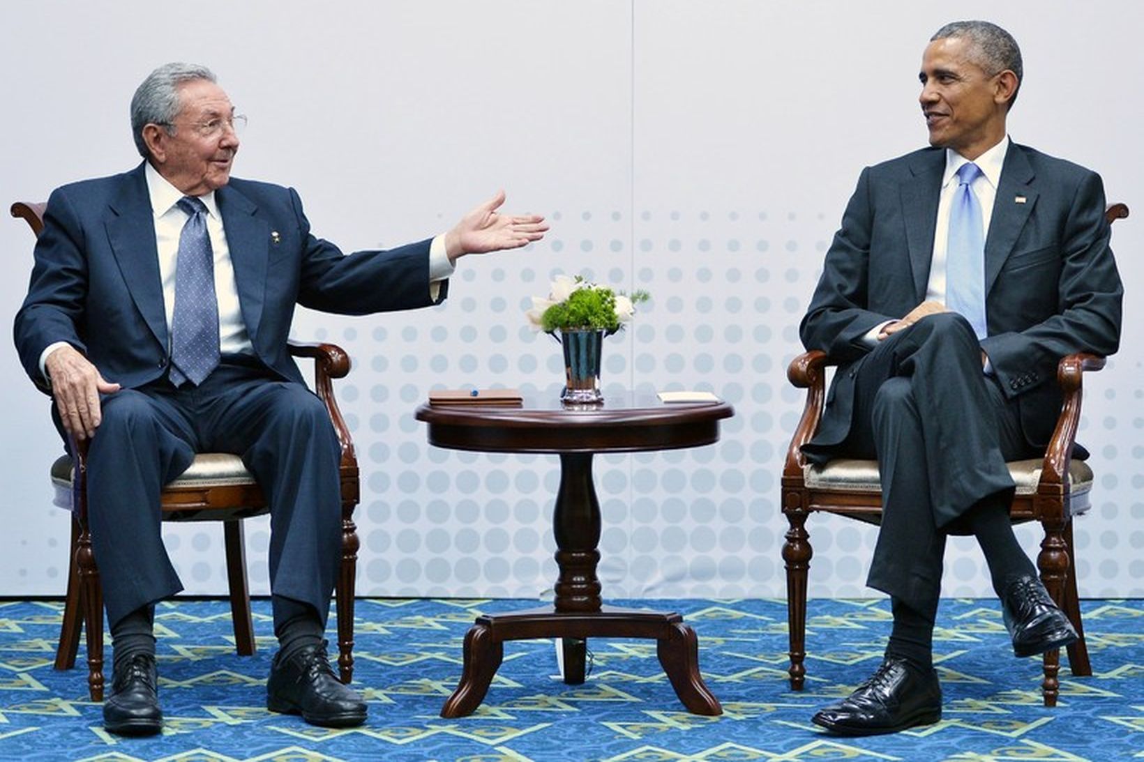 Raul Castro, forseti Kúbu, ræðir við Barack Obama Bandaríkjaforseta.