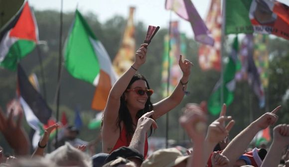Gagnrýnd fyrir ummæli á Glastonbury