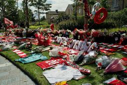 Mikill fjöldi fólks hefur lagt leið sína að Anfield, heimavelli Liverpool, í dag til að …