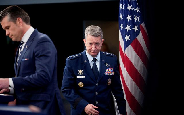 Hegseth og Caine fóru yfir árásina á blaðamannafundi.