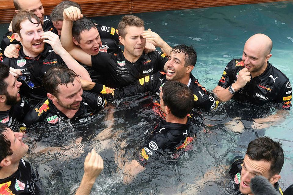 Daniel Ricciardo og liðsfélagar fagna sigri hans í sundlaug í Mónakó.