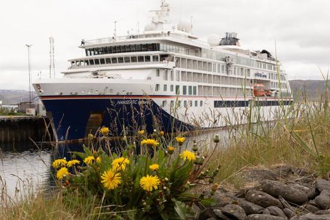 Skipið MS Hanseatic lagðist að bryggju á fimmtudag.