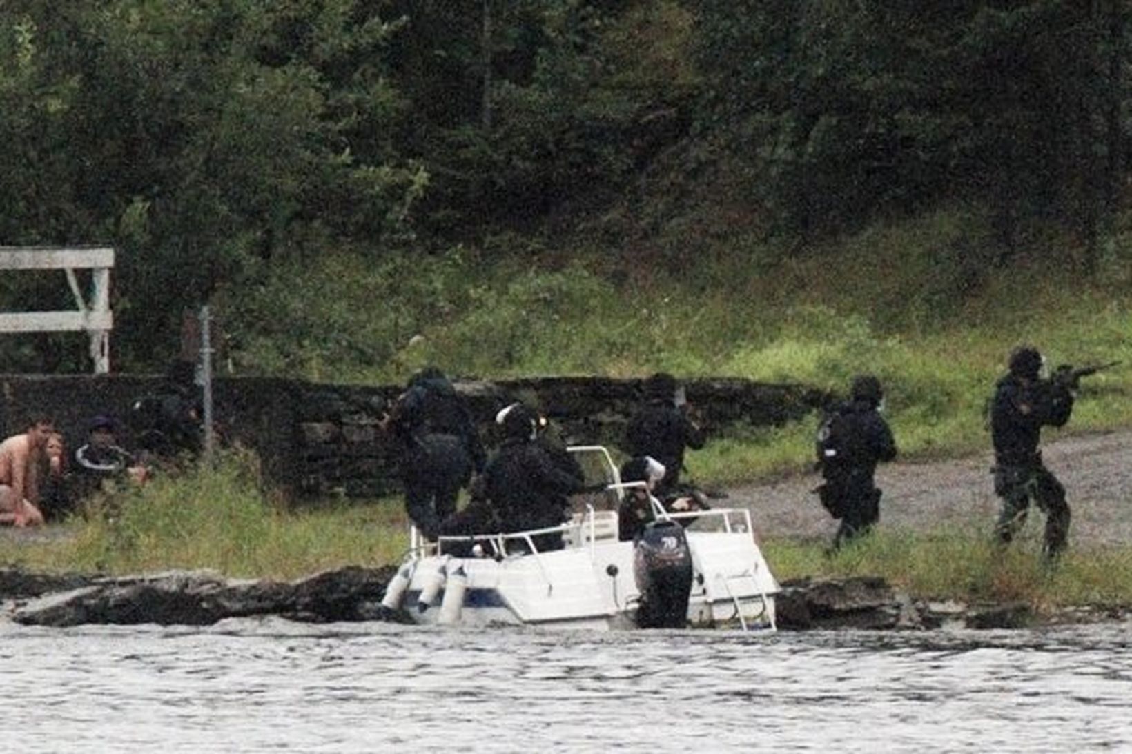 Sérsveitarmenn ganga á land á Utøya í gær. Skelfingu lostin …