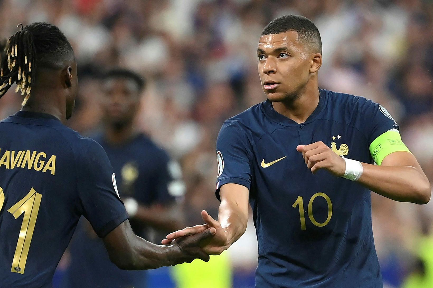 Kylian Mbappé fagnar marki sínu ásamt Eduardo Camavinga í kvöld.