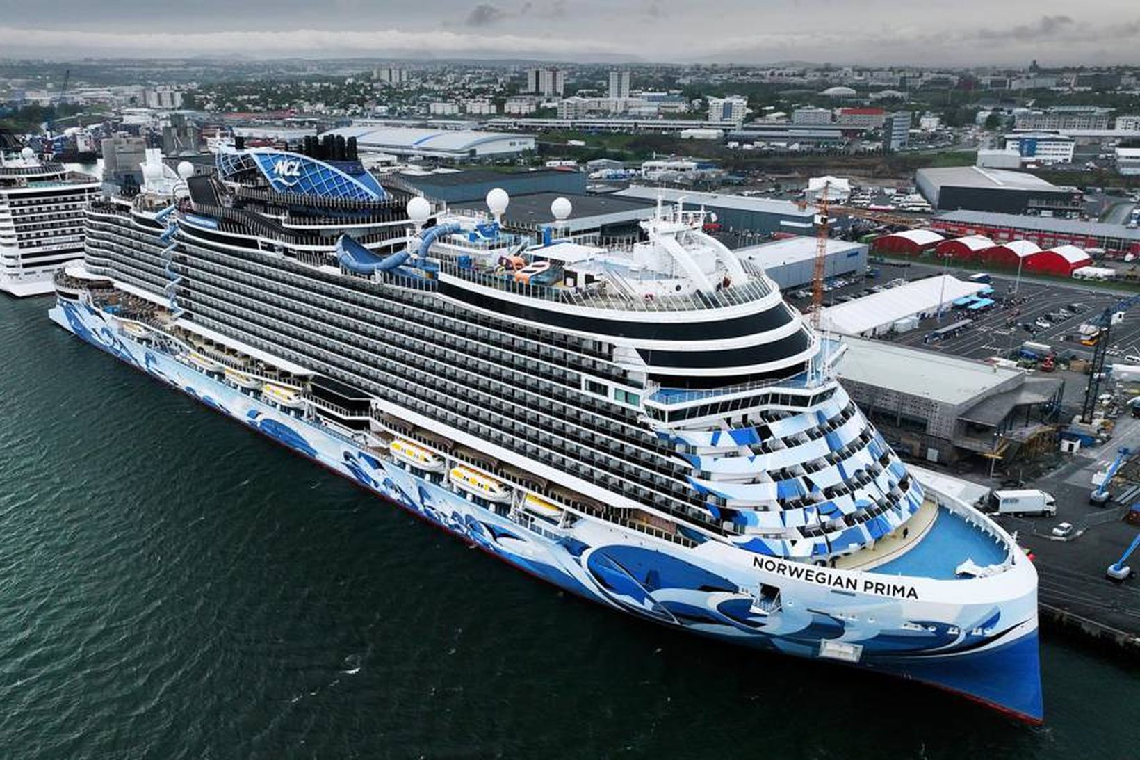 Sundahöfn Norwegian Prima (nær á myndinni) og MSC Preziosa lágu …