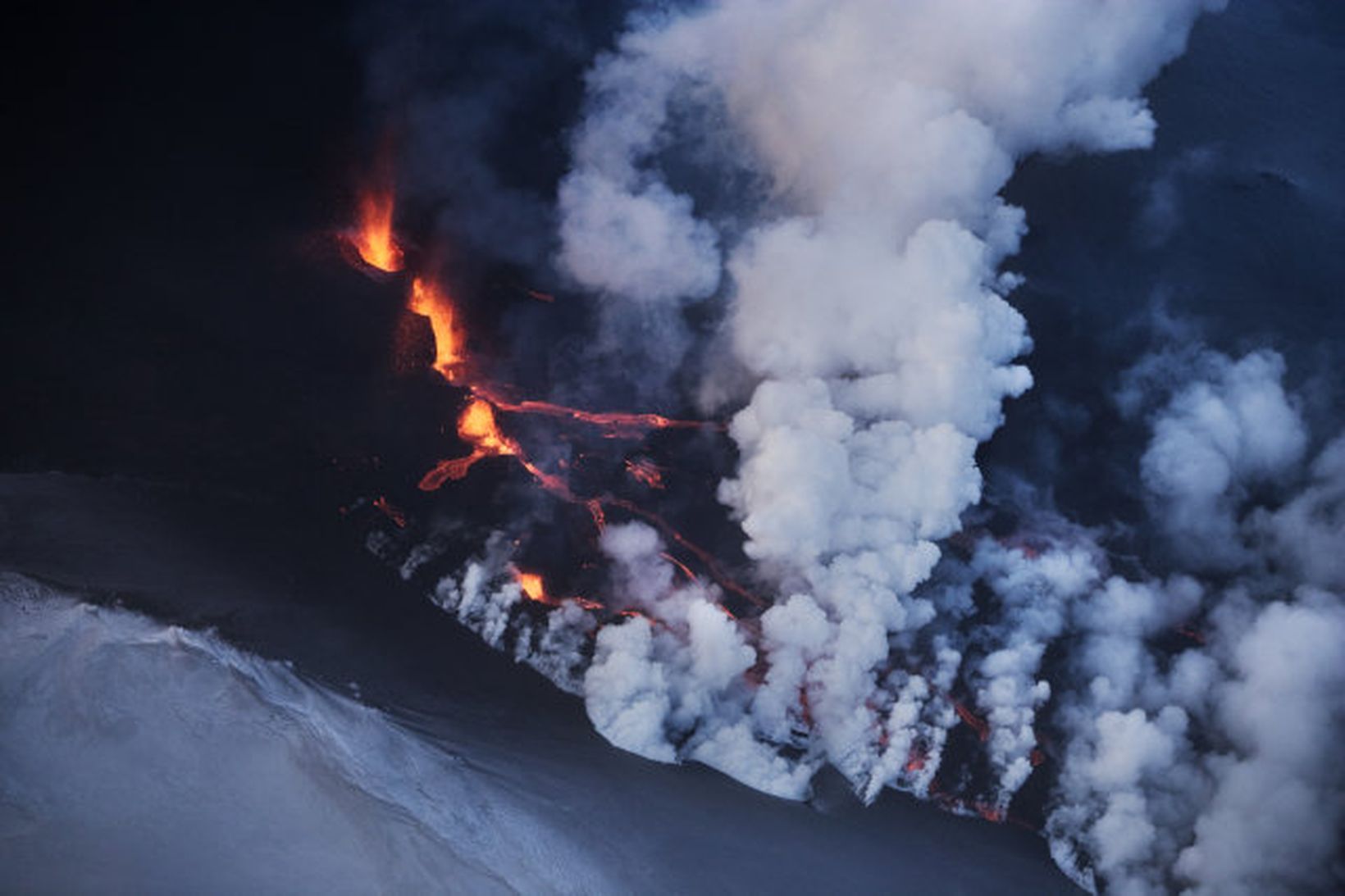 Eldgosið á Fimmvörðuhálsi virðist vera svipað og undanfarna daga. Vont …