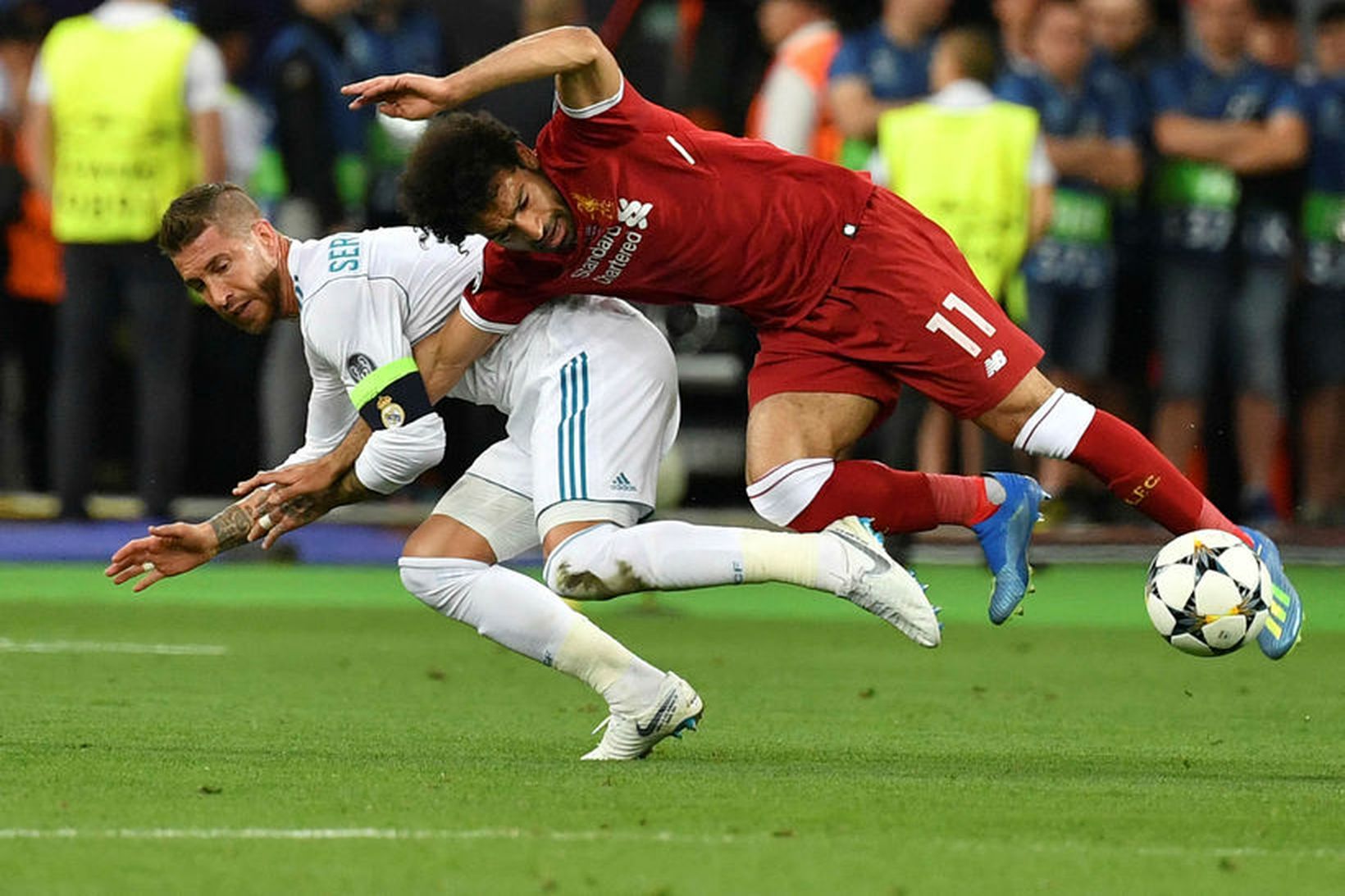 Sergio Ramos klemmir öxl Mohamed Salah í umræddum leik.