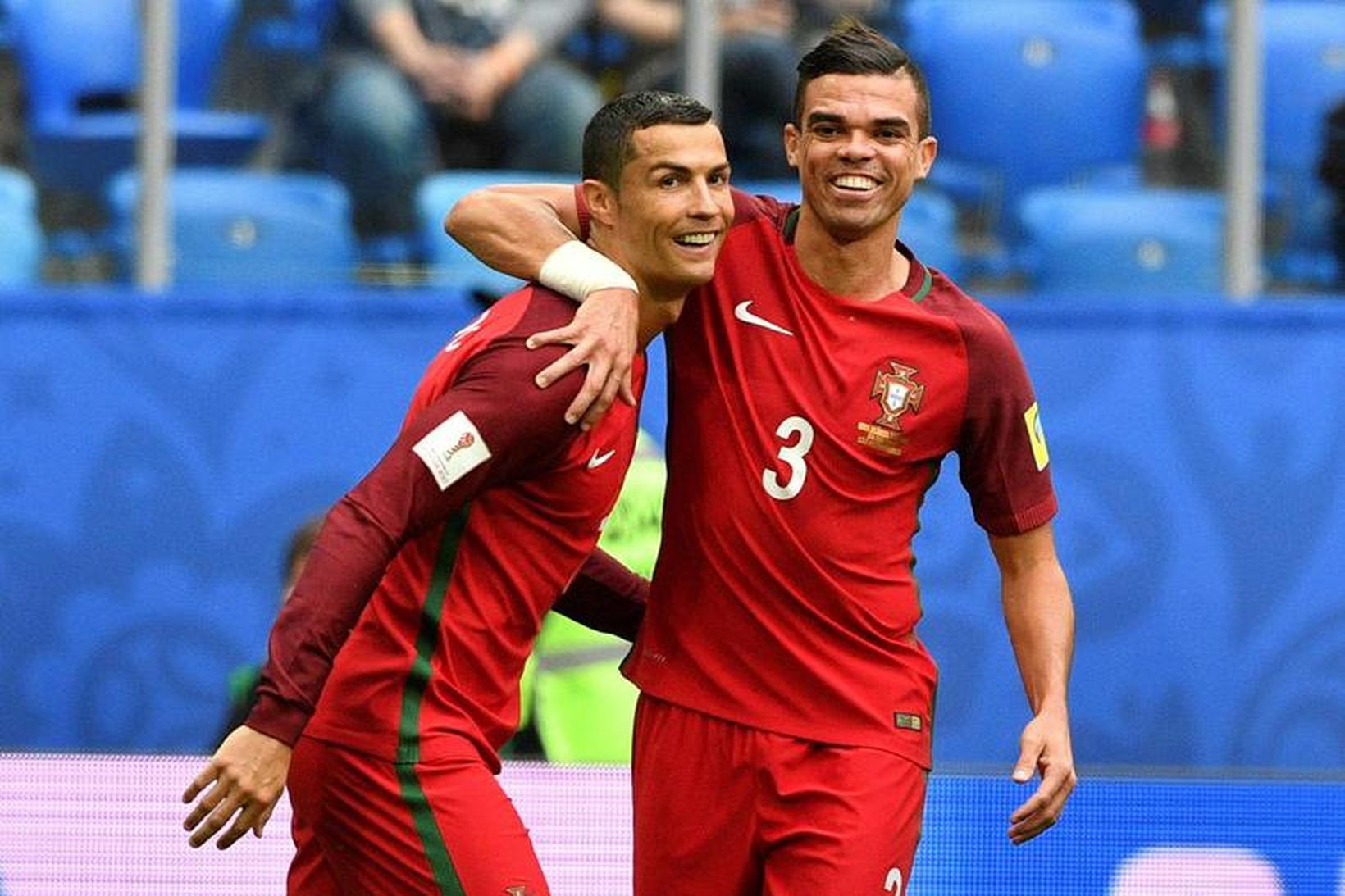 Cristiano Ronaldo og Pepe fagna marki í Álfukeppninni sem nú …