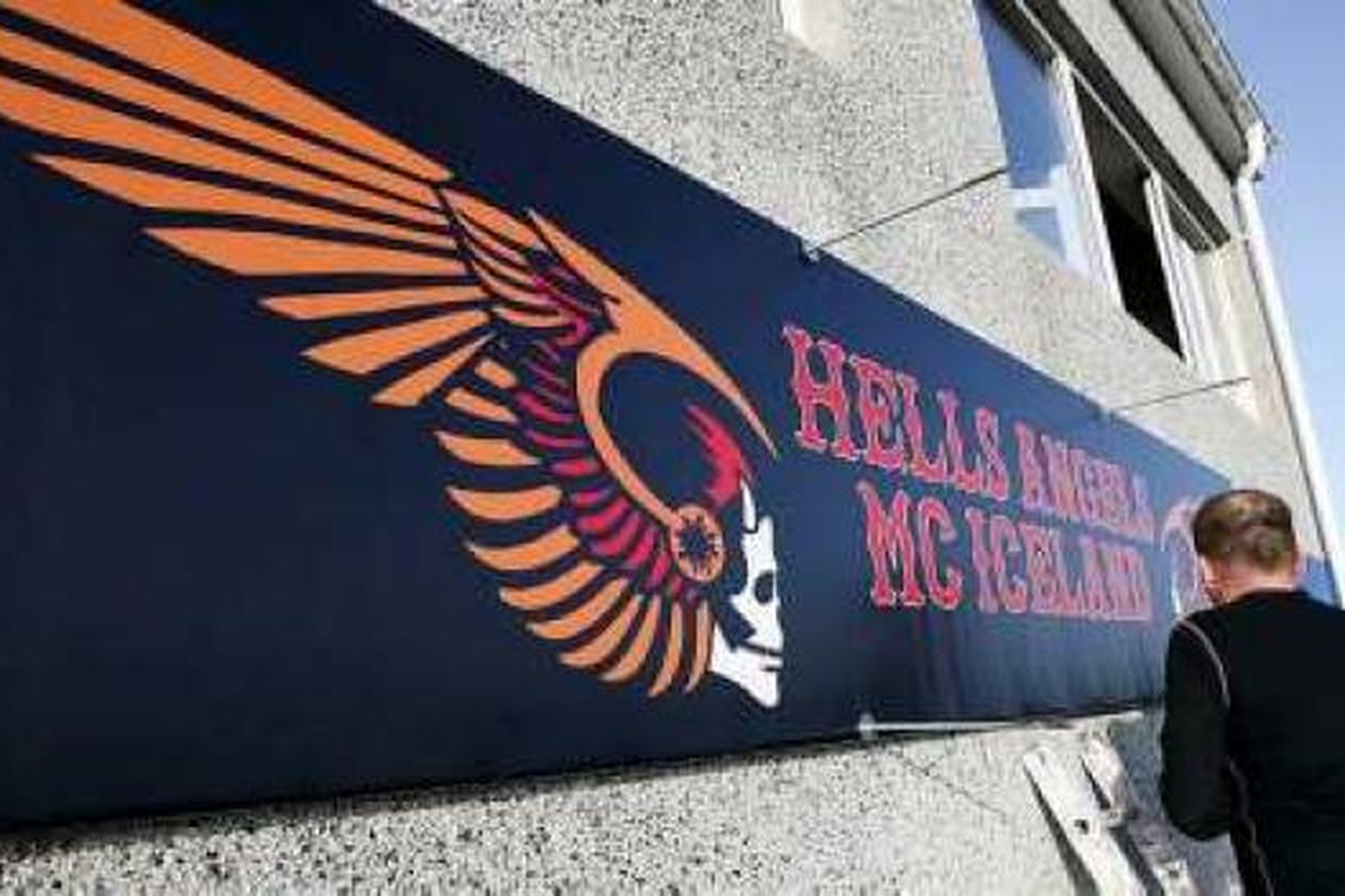 Unnið að uppsetningu skiltis Hell's Angels á félagsheimili MC Iceland …