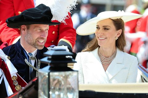 Vilhjálmur Bretaprins og Katrín prinsessa af Wales fara á brott í hestvagni frá St. Georgs-kapellunni …