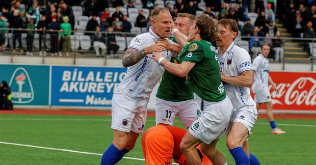 Kennie Chopart og Höskuldur Gunnlaugsson takast á á Kópavogsvelli í kvöld.