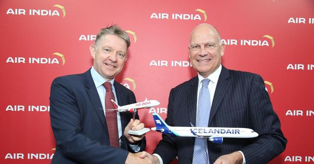Bogi Nils Bogason, forstjóri Icelandair og Campbell Wilson, forstjóri Air India undirrita handsala samninginn.
