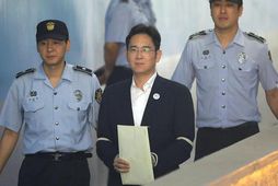 Erfingi Samsung Group, Lee Jae-yong, við komuna í réttarsalinn í morgun.