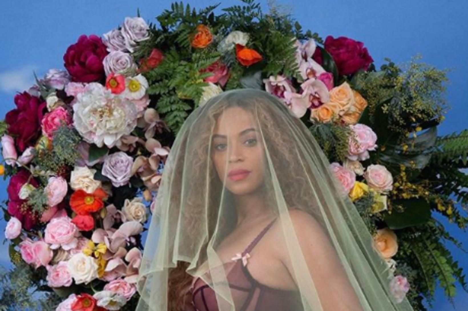 Beyoncé tilkynnti um tvíbura með eftirminnilegum myndum.