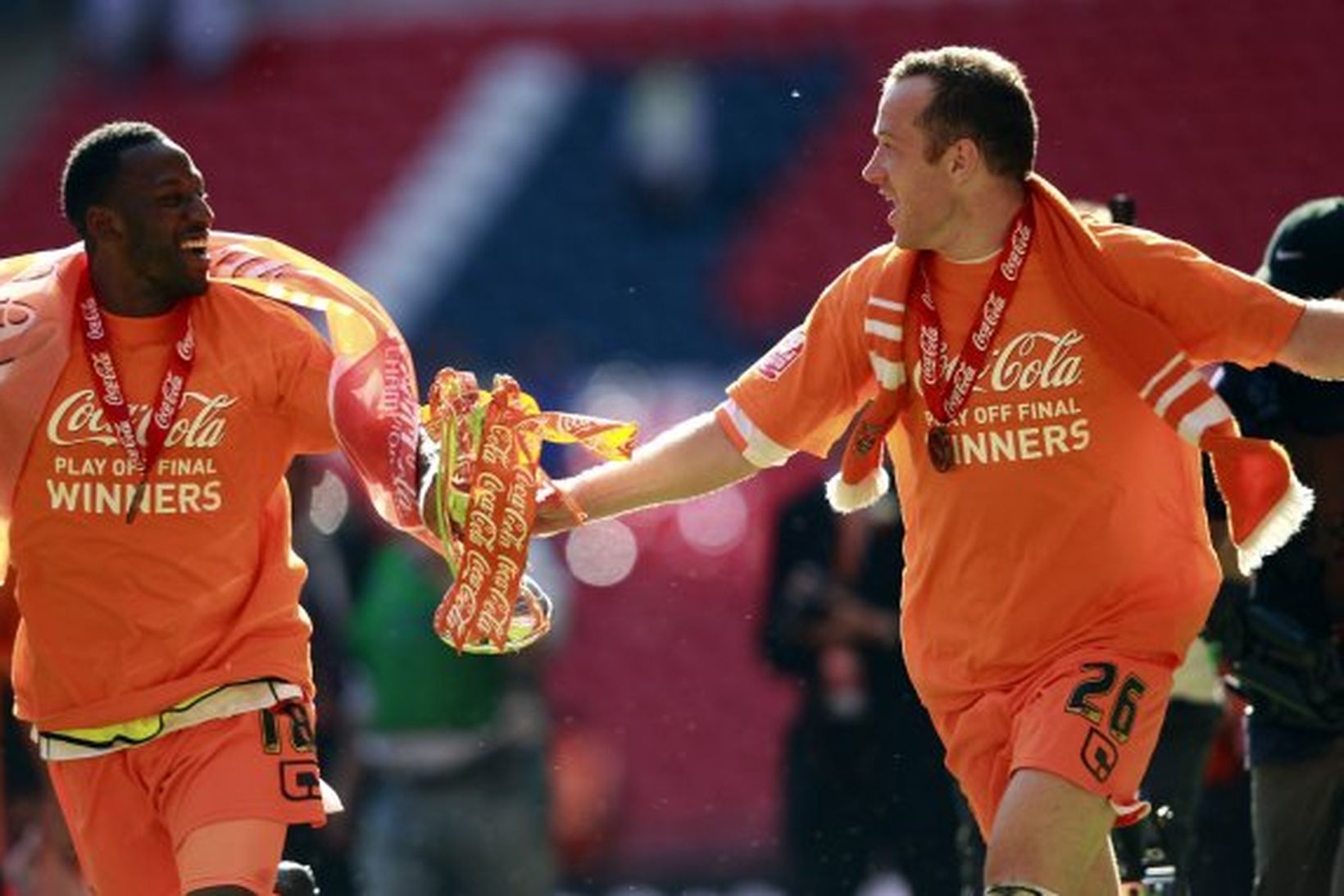 Charlie Adam og Jason Euell fagna sigrinum á Wembley í …