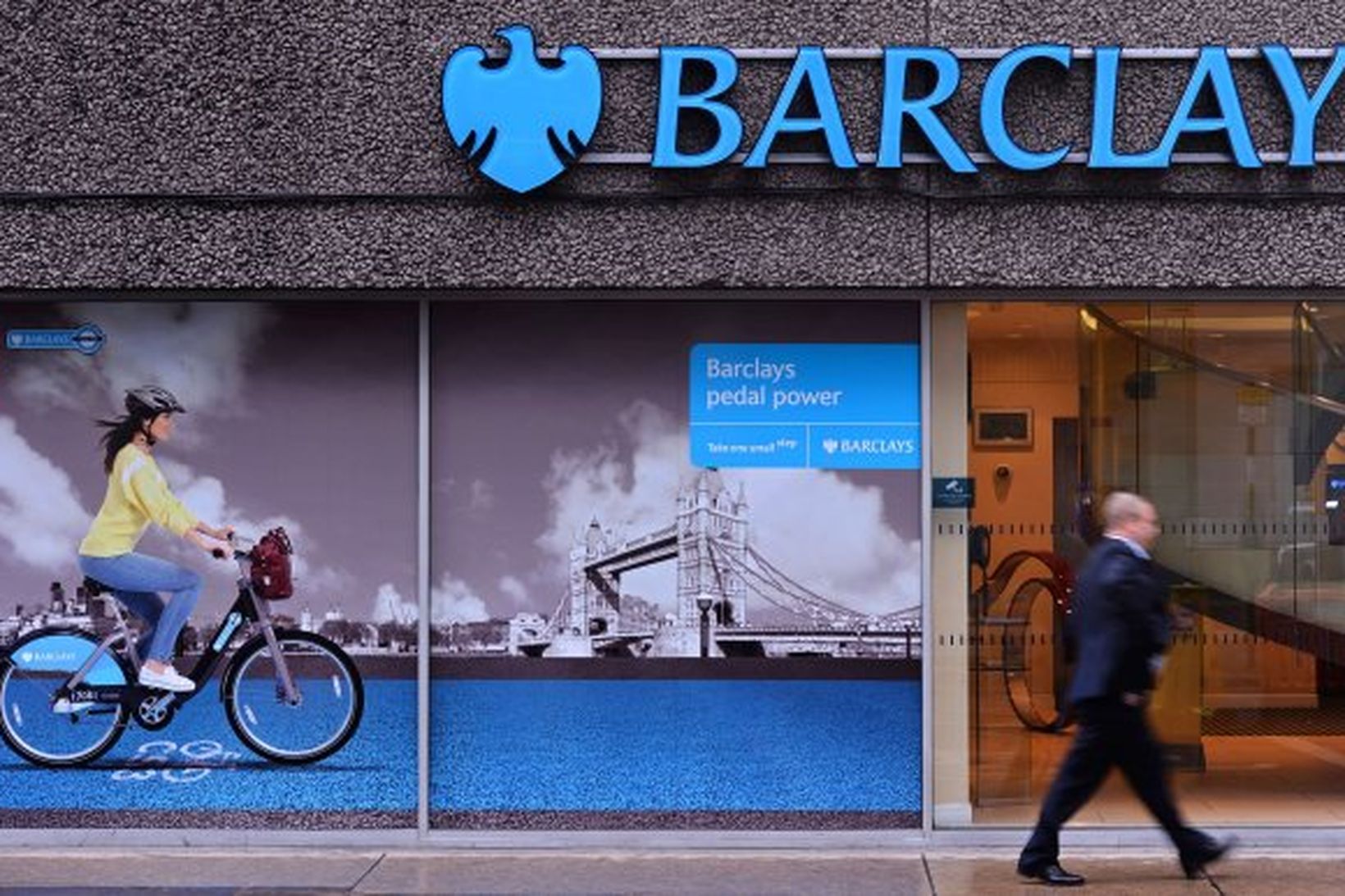 Í nýrri skýrslu segir að yfirmenn hjá Barclays bankanum hafi …