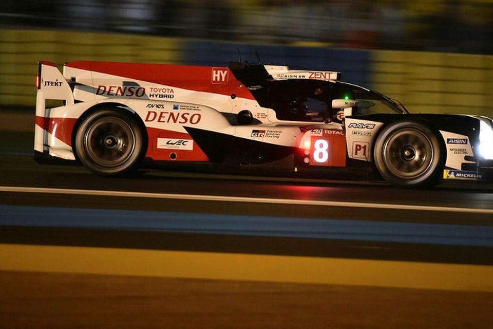 Fernando Alonso á ferð á Toyotabílnum í tímatökunni í Le Mans.