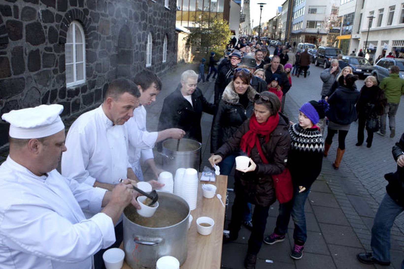 Kokkar bjóða upp á kjötsúpu við Hegningarhúsið. Langar biðraðir mynduðust …