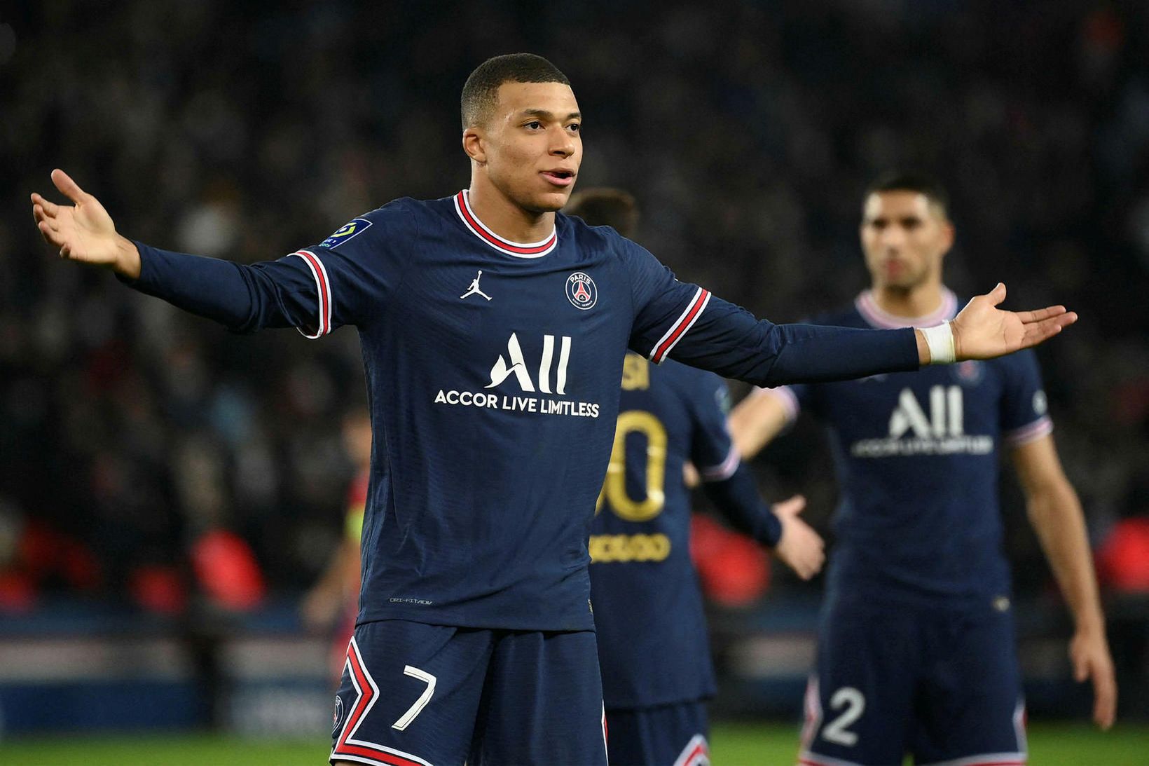 Kylian Mbappé fagnar marki fyrir PSG gegn sínu gamla félagi, …