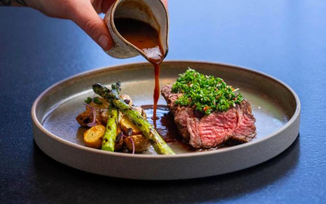 Á sjómannadaginn er upplagt að bjóða upp á grillað nauta-ribeye með chimichurri og girnilegu meðlæti …