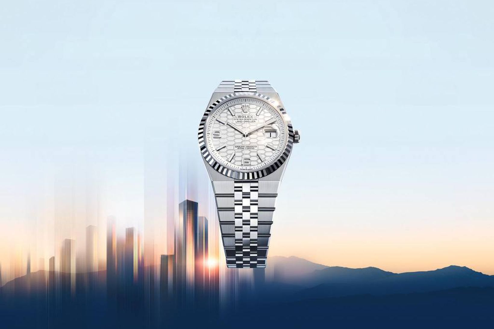 Það er margt í gangi hjá Rolex Land-Dweller, bæði að …