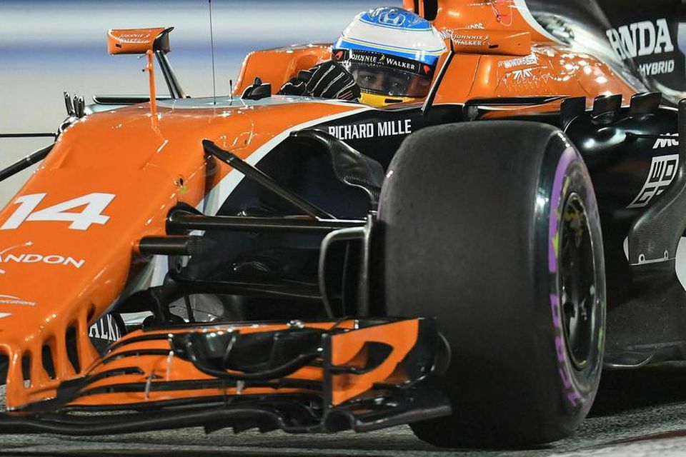 Fernando Alonso á ferð á McLarenbílnum á æfingu í Singapúr í dag.