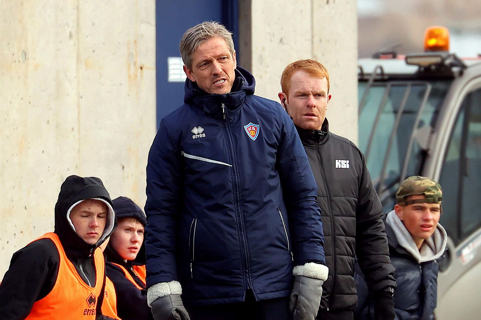 Arnar Grétarsson á hliðarlínunni hjá KA snemma á þessu tímabili.