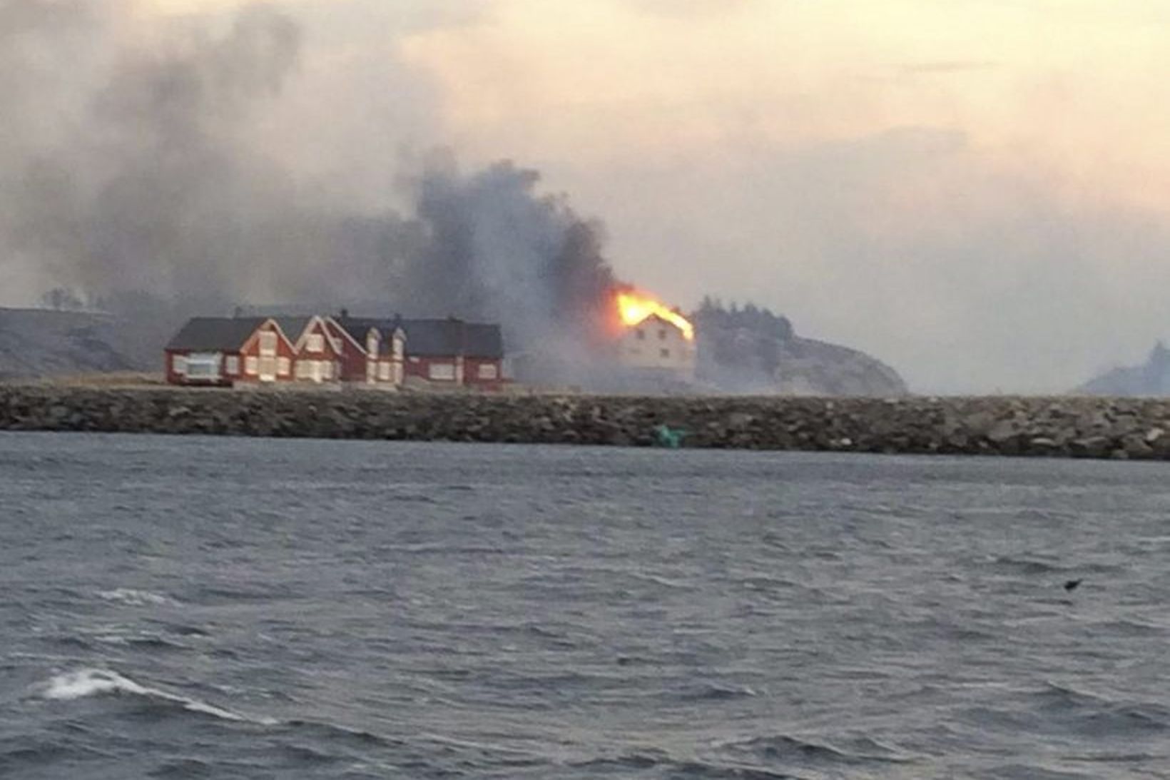 Hús í ljósum logum í bænum Hasvåg í sveitarfélaginu Flatanger …