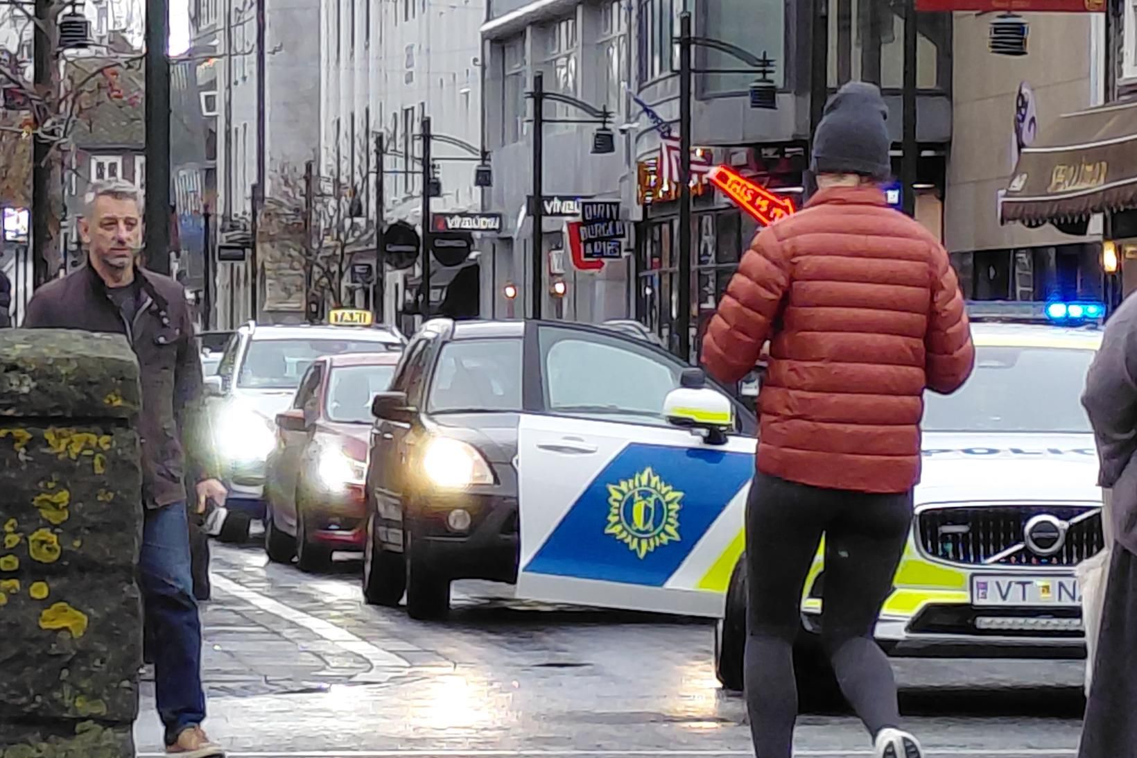 Lögregla við störf í Austurstræti um helgina.