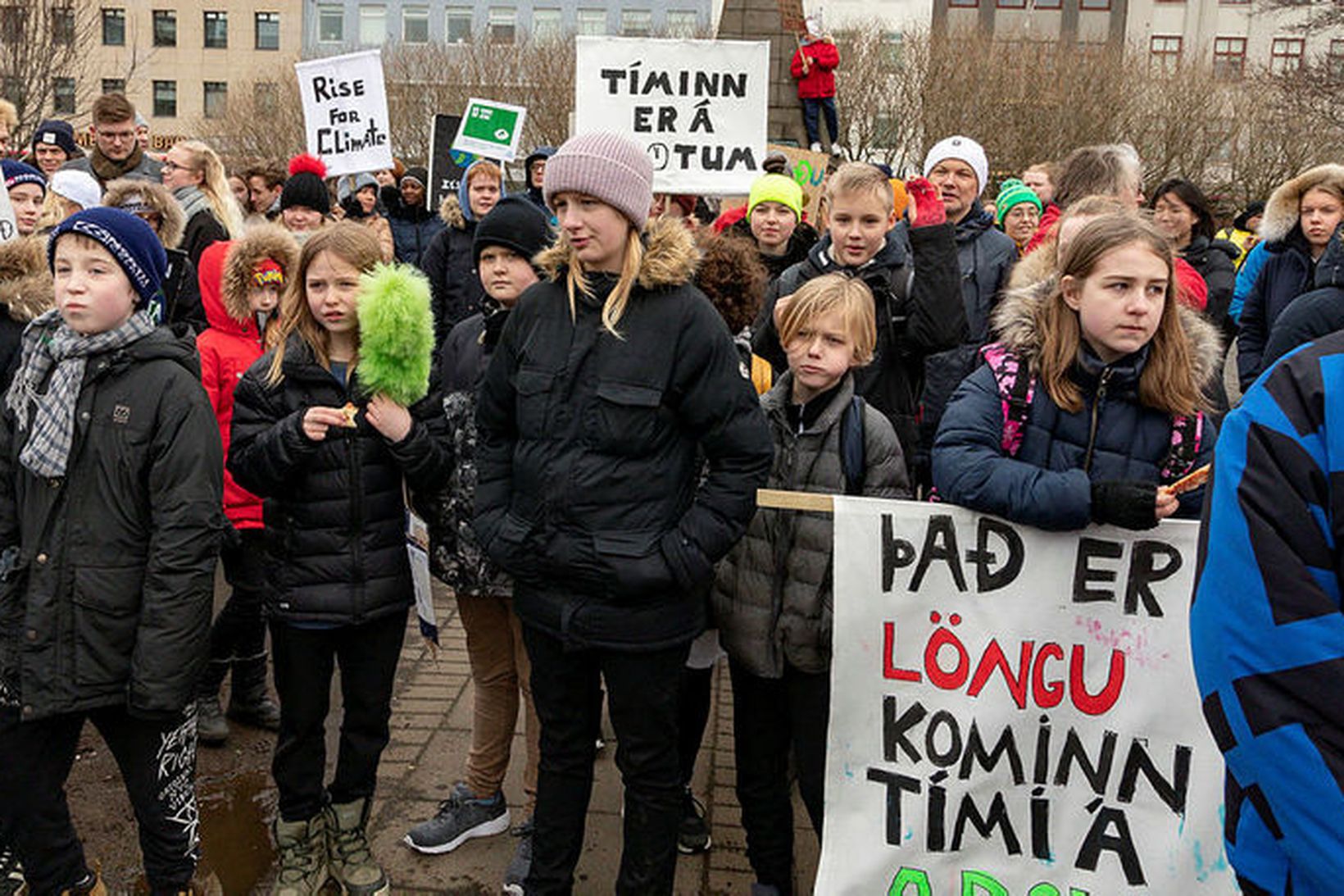 Austurvöllur 2019. Íslenskir unglingar létu ekki sitt eftir liggja og …