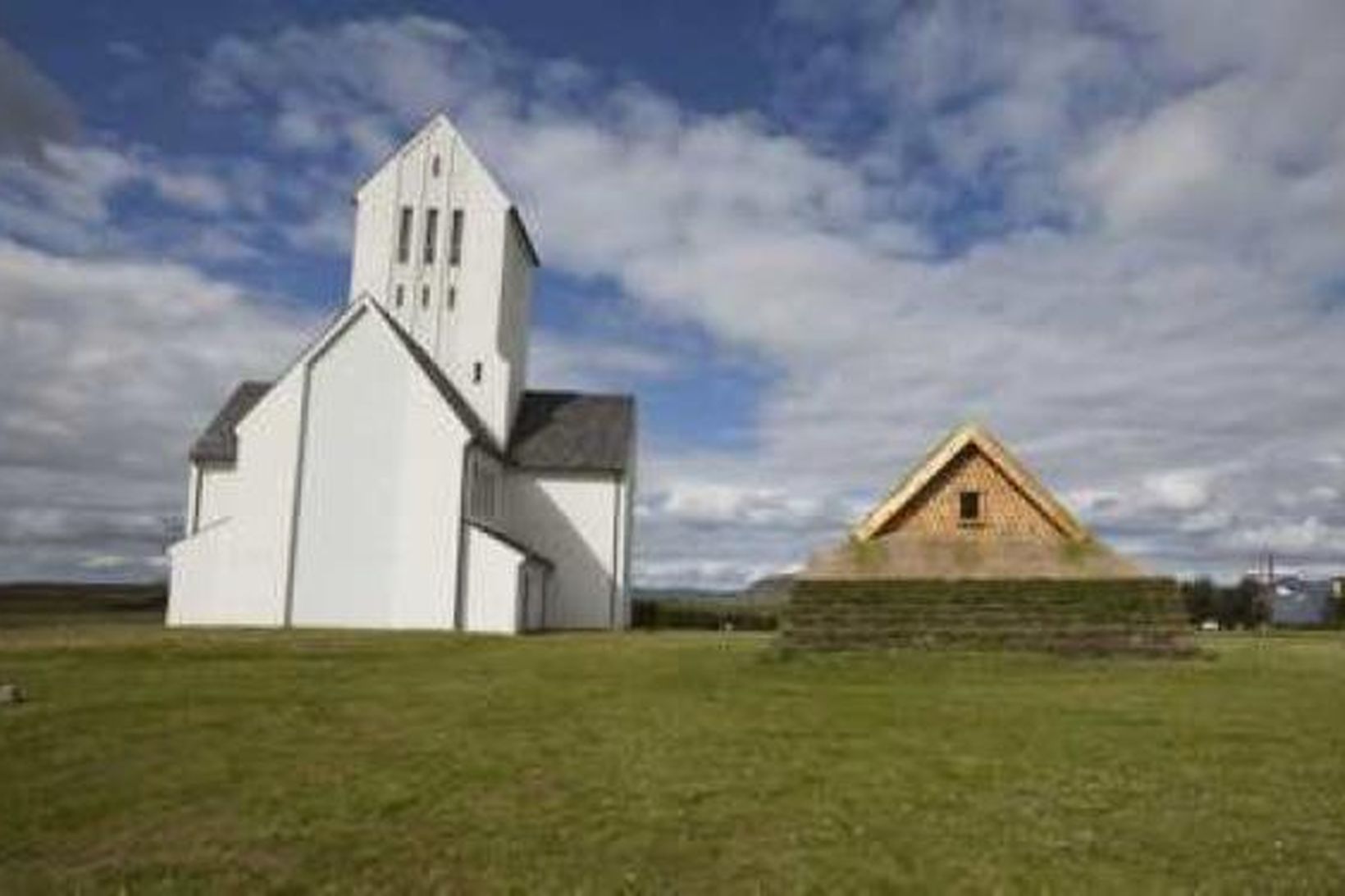 Hér má sjá yfirbyggingu Þorláksbúðar við hlið Skálholtskirkju.