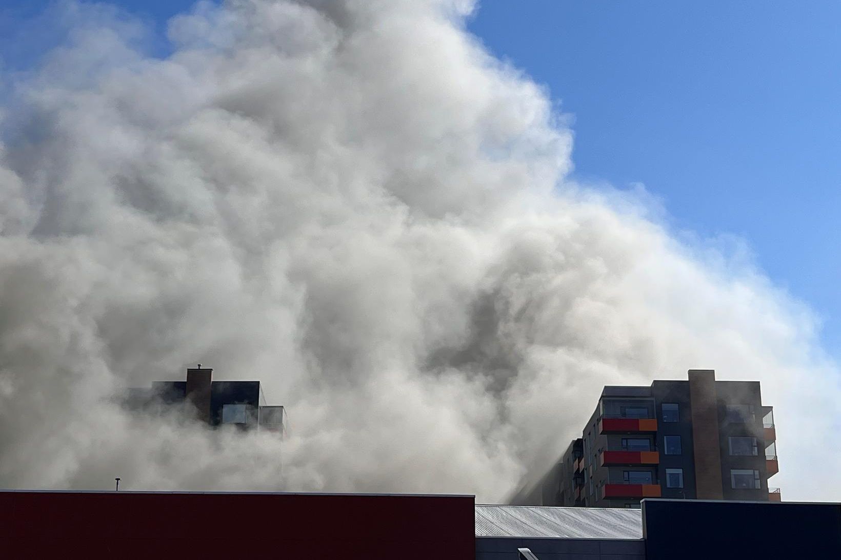 Þykkur reykur kaffærir blokkirnar.